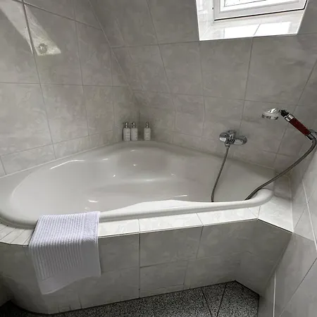 Modernes Familienapartment Mit Parkplatz Nahe Grosser Garten * דרזדן