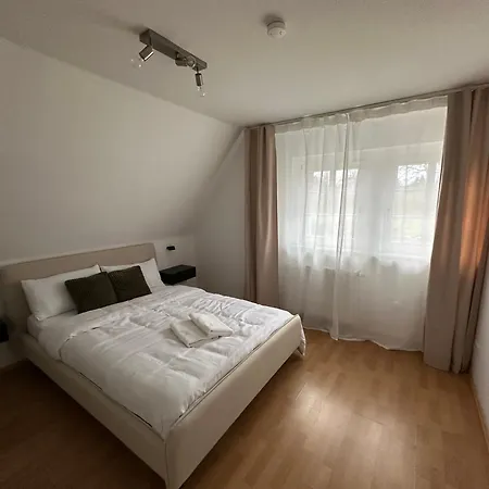 Modernes Familienapartment Mit Parkplatz Nahe Grosser Garten Apartmán