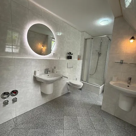 Modernes Familienapartment Mit Parkplatz Nahe Grosser Garten Lägenhet