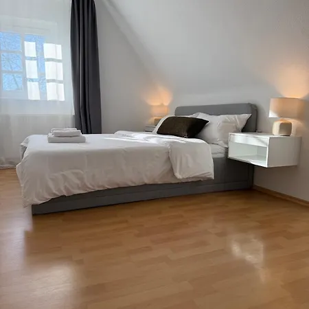Modernes Familienapartment Mit Parkplatz Nahe Grosser Garten Apartamento *