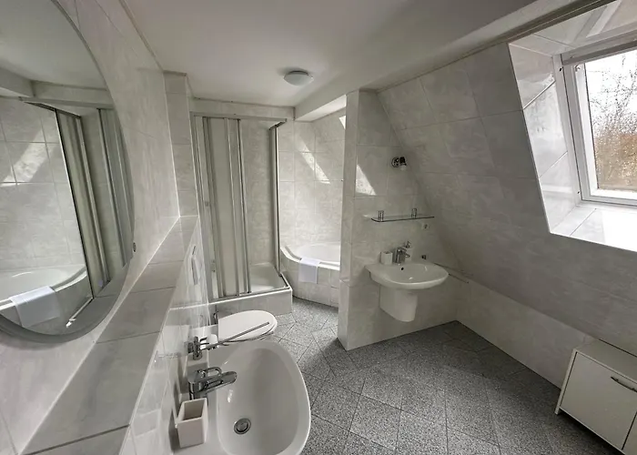 Modernes Familienapartment Mit Parkplatz Nahe Grosser Garten دريسدن