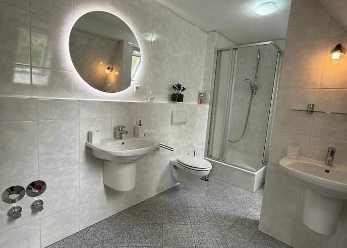 Modernes Familienapartment Mit Parkplatz Nahe Grosser Garten شقة
